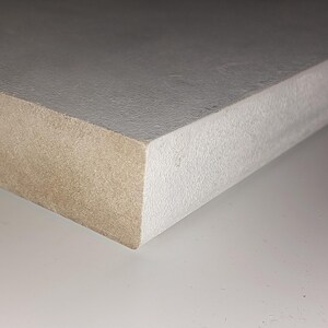 MDF vensterbank, plank, dorpel. 25 mm dik. 3 standaarddieptes van 24, 29 en 34 cm met 6 standaardbreedtes van 150 cm. Bericht met op maat gemaakte afmetingen