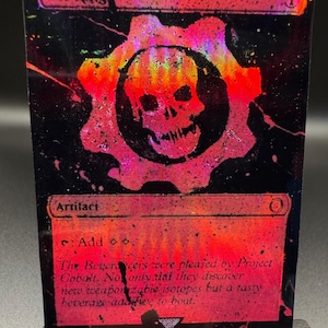 Puede incluir: Una carta de Sol Ring con fondo negro y un diseño en forma de engranaje con una calavera. La carta tiene detalles en rojo y rosa, con la palabra "Artifact" y texto en la parte inferior. El número "1" está en la esquina superior derecha.