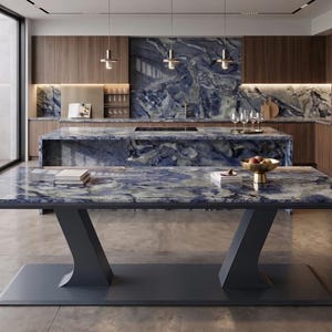 Può includere: Un tavolo da pranzo rettangolare con un piano in marmo lucido blu e bianco caratterizzato da un distinto motivo venato. Il tavolo è sostenuto da due gambe a piedistallo angolate grigio scuro fissate a una base rettangolare piatta.