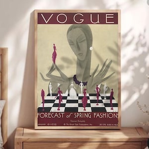 Può includere: Una stampa artistica incorniciata della copertina della rivista Vogue vintage. L'opera presenta un'illustrazione stilizzata di una donna con le braccia tese, un motivo a scacchiera e figure in abiti. Il testo include "VOGUE" e "FORECAST of SPRING FASHIONS."