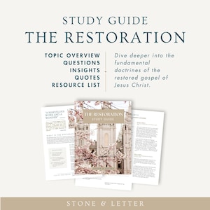 Può includere: Una guida allo studio intitolata The Restoration con una copertina raffigurante un tempio e fiori di ciliegio. La guida include sezioni per argomenti, domande, approfondimenti, citazioni e risorse. Il testo Stone & Letter appare in basso.