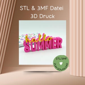 Könnte beinhalten: Ein 3D-gedrucktes Schild mit der Aufschrift "hello summer" in pinkfarbenen Blockbuchstaben mit gelber Schreibschrift. Das Schild steht vor einem weißen Hintergrund mit einem bunten, gemusterten Hintergrund. Das Bild enthält auch deutschen Text.