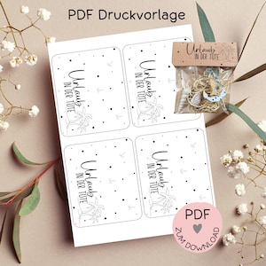 Könnte beinhalten: Ein Bogen weißer, bedruckbarer Etiketten mit dem Text "Urlaub in der Tüte" und einer Palmenillustration. Die Etiketten sind mit kleinen schwarzen Punkten und Vogelsilhouetten verziert. Ein kleiner Geschenktüte mit Muscheln und einem hölzernen Seepferdchen ist ebenfalls zu sehen.