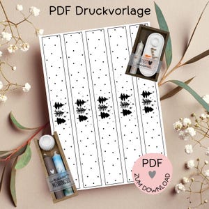 Könnte beinhalten: Ein schwarz-weißes PDF zum Ausdrucken mit einem gepunkteten Muster und Weihnachtsbaum-Designs. Das Bild enthält zwei kleine Holzkisten mit Kerzen und den Texten "PDF Druckvorlage" und "Zum Download".