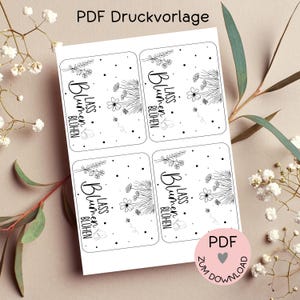 Peut inclure: Quatre cartes imprimables avec une illustration en noir et blanc de fleurs et le texte "Lass Blumen Blühen" qui se traduit par "Laissez les fleurs fleurir".