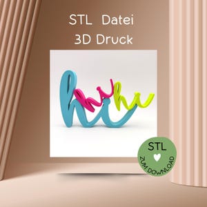 Könnte beinhalten: Eine 3D-gedruckte Skulptur des Wortes "hi" in einer verspielten, kursiven Schriftart. Die Buchstaben sind in den Farben Türkis, Pink und Gelb gehalten. Das Bild enthält auch den Text "STL Datei 3D Druck" und einen grünen Kreis mit dem Text "STL zum download".