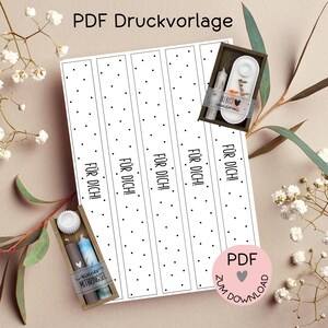 May include: A white printable PDF template with the text "FÜR DICH!" and black polka dots. The image also includes small gift boxes with candles and a decorative plate. The text "PDF Druckvorlage" and "ZUM DOWNLOAD" are also visible.