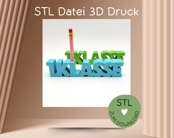 Könnte beinhalten: Eine 3D-gedruckte Anzeige mit dem Wort "1 Klasse" in Blau und Grün, mit einem rosa Bleistift eingesetzt. Das Bild enthält den Text "STL Datei 3D Druck" und einen grünen Kreis mit dem Text "STL Zum Download".