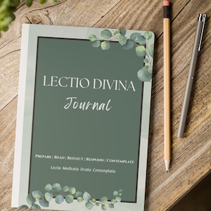 Op de afbeelding: Een groen dagboek met de woorden "Lectio Divina Journal" op de voorkant. De voorkant is versierd met een aquarelontwerp van eucalyptusbladeren. De tekst "Prepare | Read | Reflect | Respond | Contemplate" staat onder de titel. De woorden "Lectio Meditatio Oratio Contemplatio" staan eronder.