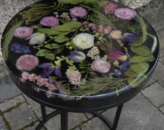 Soffbord i epoxiharts, handgjort runt bord med konserverade blommor, d 40 cm