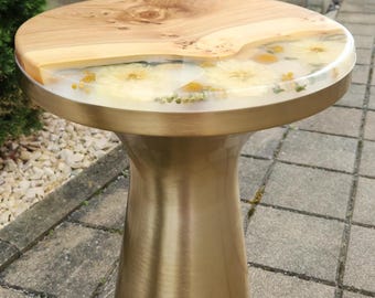 Handgjort soffbord i epoxiharts: Mässingsbas, konserverade blommor och trä (40 cm)
