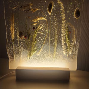 Handgjord lampa med epoxiharts för torkade örter: Botanisk LED-nattlampa bild 2