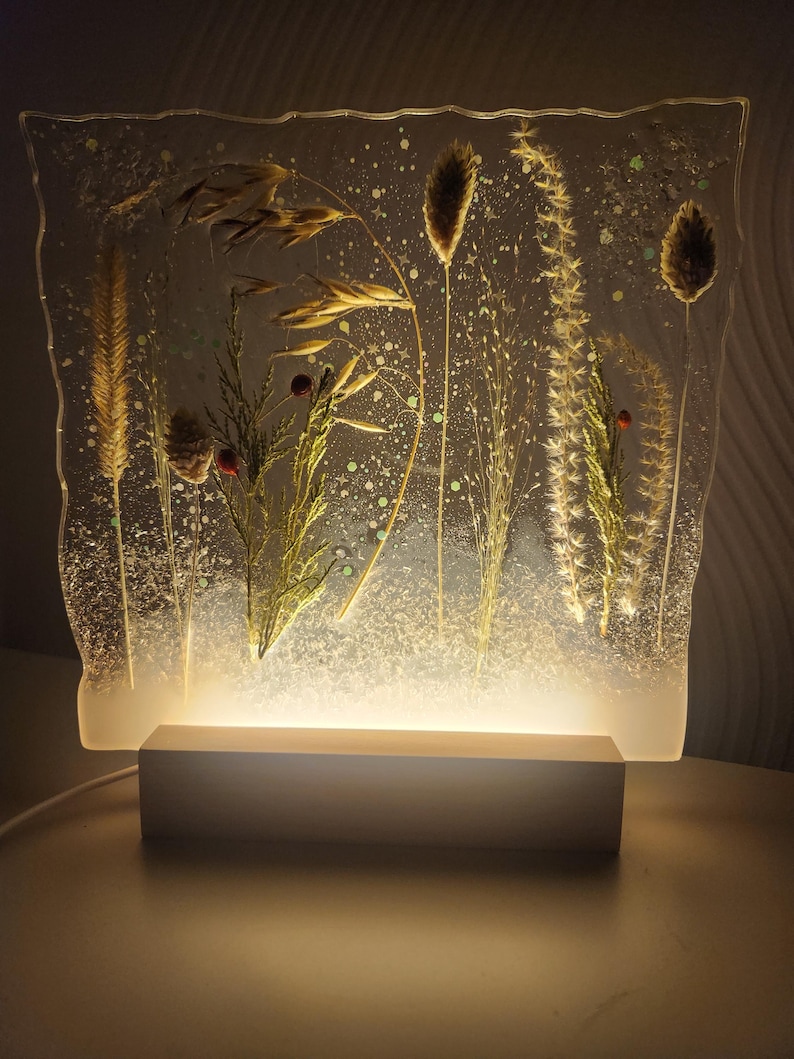Handgjord lampa med epoxiharts för torkade örter: Botanisk LED-nattlampa bild 2
