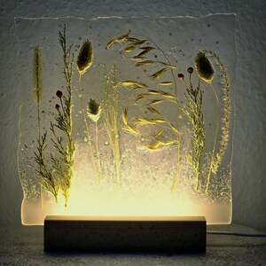 Handgjord lampa med epoxiharts för torkade örter: Botanisk LED-nattlampa bild 3