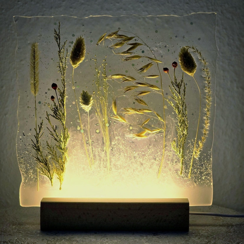 Handgjord lampa med epoxiharts för torkade örter: Botanisk LED-nattlampa bild 3