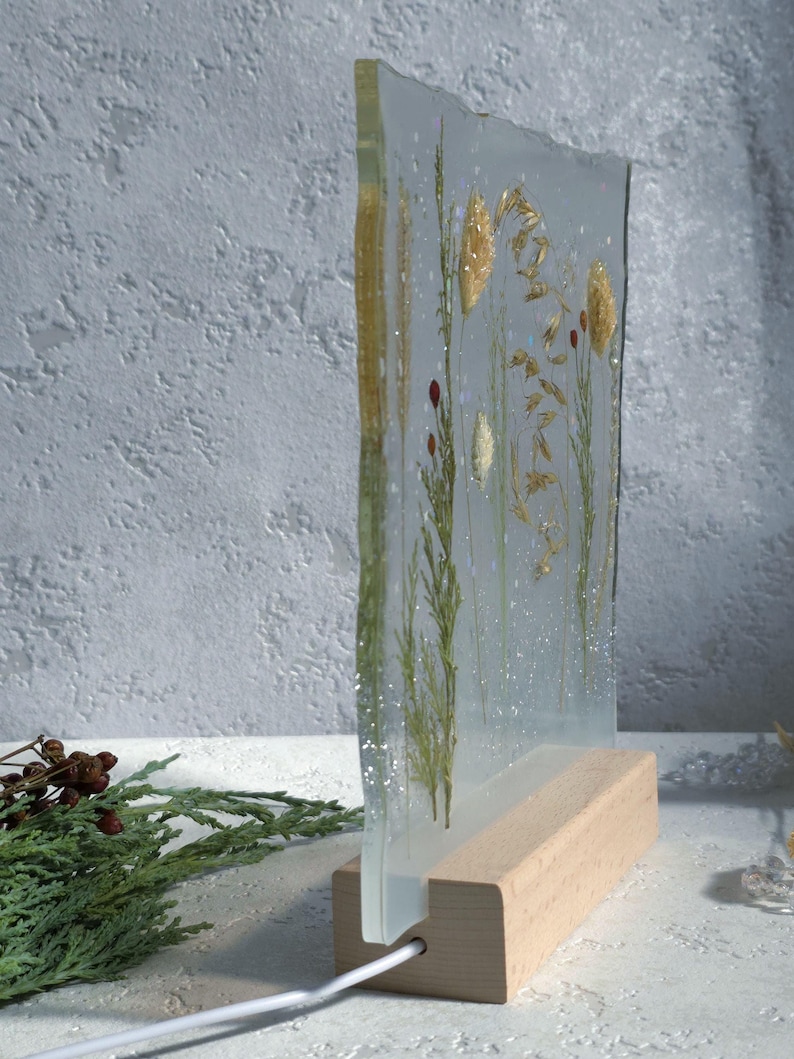 Handgjord lampa med epoxiharts för torkade örter: Botanisk LED-nattlampa bild 7