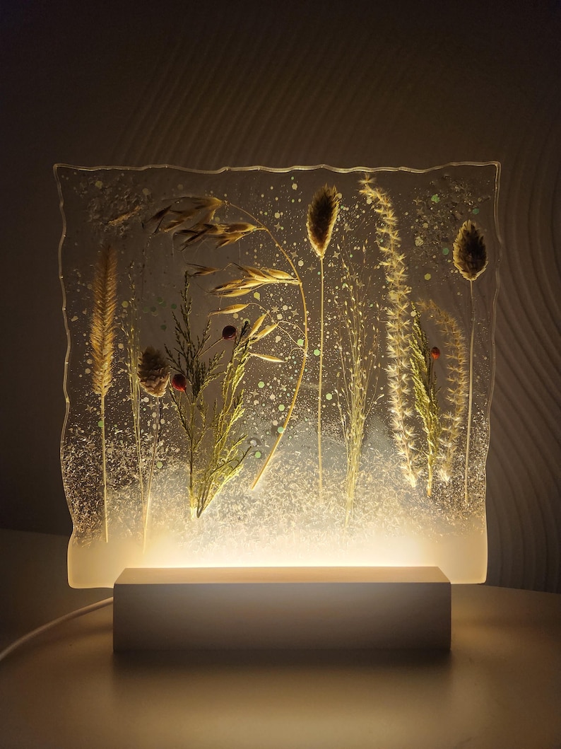 Handgjord lampa med epoxiharts för torkade örter: Botanisk LED-nattlampa bild 1