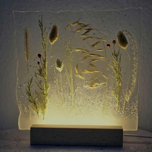 Handgjord lampa med epoxiharts för torkade örter: Botanisk LED-nattlampa bild 4