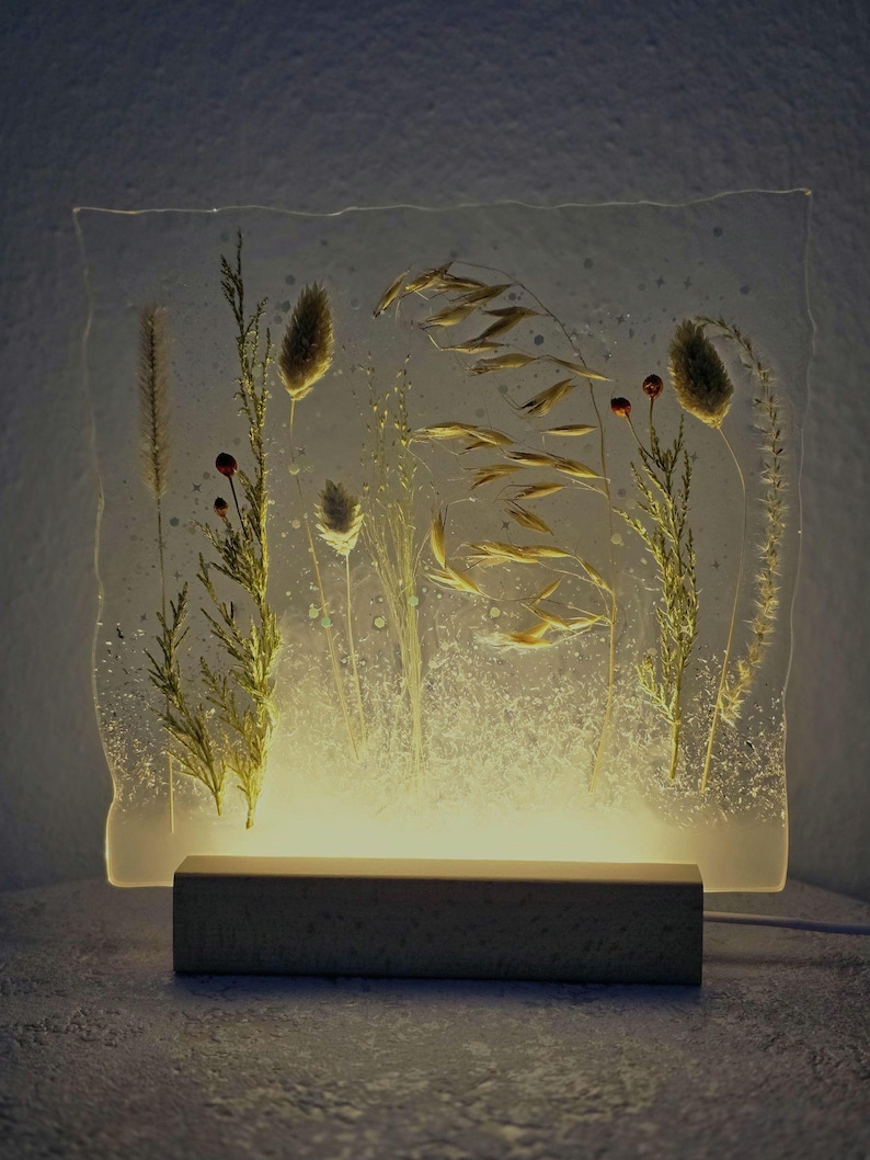 Handgjord lampa med epoxiharts för torkade örter: Botanisk LED-nattlampa bild 4