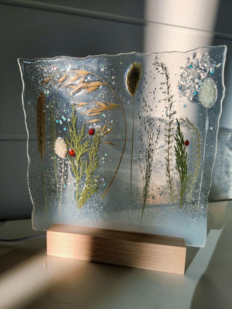 Handgjord lampa med epoxiharts för torkade örter: Botanisk LED-nattlampa bild 9