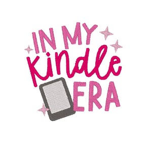 Puede incluir: Diseño de bordado rosa y gris con el texto "In my kindle era" y una imagen estilizada de un lector electrónico.