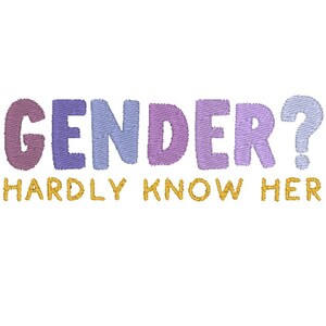 Może przedstawiać: Wzór haftu przedstawiający napis GENDER? w mieszance fioletowych, lawendowych i jasnoniebieskich kolorów nici, z napisem HARDLY KNOW HER wyhaftowanym złotym żółtym kolorem nici, umieszczonym bezpośrednio pod pierwszą linią tekstu.