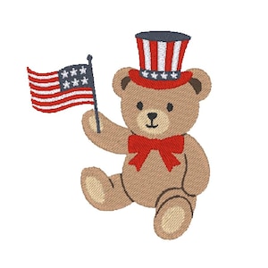 Puede incluir: Un oso de peluche marrón con una pajarita roja y un sombrero patriótico del Tío Sam. El oso sostiene una pequeña bandera estadounidense con rayas rojas y blancas y estrellas azules.