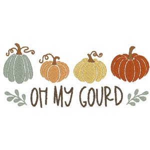 Op de afbeelding: Een geborduurd ontwerp met vier pompoenen in tinten groen, oranje en geel, met bruine stelen. De zin "OH MY GOURD" staat in bruin schrift onder de pompoenen, met bladaccenten aan weerszijden. Een herfstthema-ontwerp.