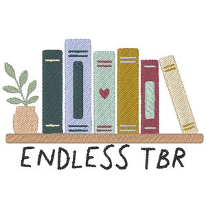 Könnte beinhalten: Ein gesticktes Design mit einer Topfpflanze und einer Reihe von sechs Büchern auf einem Regal. Die Bücher sind dunkelgrün, hellblau, mintgrün mit einem Herz, senfgelb, kastanienbraun und cremefarben. Der Text ENDLESS TBR ist darunter schwarz gestickt.