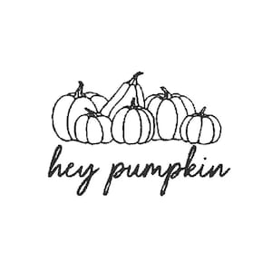 Peut inclure: Dessin au trait noir et blanc de plusieurs citrouilles de différentes tailles. L'expression "hey pumpkin" est écrite en cursive en dessous. L'image est sur fond blanc.