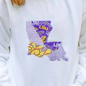 Baton Rouge Louisiana patchwork ronde hals | Gelicentieerde stof | Paarsgeel | College-sweater met borduursel | Hoodies | Handgemaakt | Hogeschool