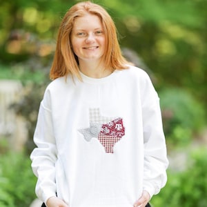 Ras du cou matelassé College Station Texas | Blanc bordeaux | Tissu sous licence | Sweat-shirt universitaire à capuche brodé Texas College State Outline