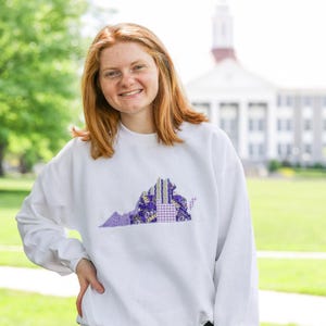 Harrisonburg Virginia Patchwork Rundhalsausschnitt | Lizensierter Nickistoff | Lila Gold | Sweatshirts | Hoodie Handgemachte Virginia State Umriss