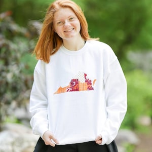 Blacksburg Virginia patchwork ronde hals | Gelicentieerde stof | Oranje kastanjebruin | College-sweater | Virginia | Hoodies | Handgemaakt | College VA