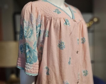 Vintage House Dress Robe Pink Floral Design Pearl Snaps Pockets Size 1x Made In The Dominican Republic
