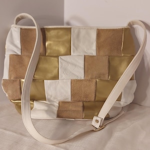 vintage des années 1970/80 sac à bandoulière en patchwork de cuir de galano en daim et bandoulière réglable blanc marron or