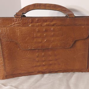 Cartera vintage de piel de reptil marrón de Veneto con asa superior, bolsillo frontal con broche y dos compartimentos grandes, fabricada en Corea