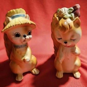 Salero y pimentero vintage de la década de 1950 con forma de ardilla antropomórfica retro kitsch de Japón