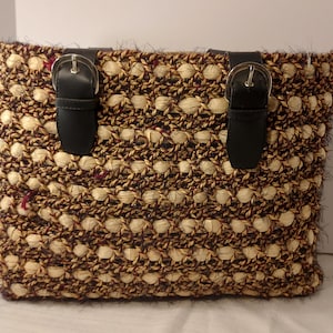 Bolso tote vintage de paja y mohair de los años 80, con hilo de mohair afelpado, asas de PVC negras y burdeos, bolso de playa de verano retro.