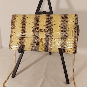 Bolso de hombro vintage de piel de serpiente de los años 70 con correa de cadena dorada, detalle en tono dorado, marrón marfil, cierre frontal, forro de PVC, estilo retro MCM atemporal