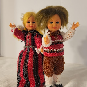 Muñecas vintage de 1980, niño y niña, ropa tradicional danesa hecha a mano con pequeñas cuentas y un patrón de Stenboden.