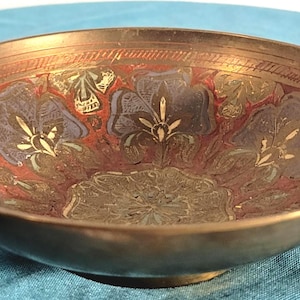 Cuenco indio vintage de latón de los años 60, plato esmaltado con motivos florales