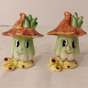 Salero y pimentero vintage de la década de 1950, PY Norcrest, Japón, con diseño antropomórfico de apio y verduras, MCM, estilo retro kitsch para comedor (solo exhibición)
