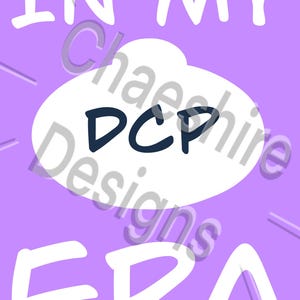 Pode incluir: Uma impressão de arte digital sobre um fundo roxo com as palavras "IN MY ERA" em letras brancas e em negrito. Uma forma de nuvem branca contém as letras "DCP" em azul escuro. As palavras "Cheshire Designs" estão em uma fonte transparente.