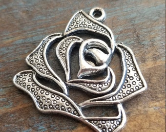 Pendentifs de fleurs Silvertone Rose 2 pièces ensemble Composant Destash