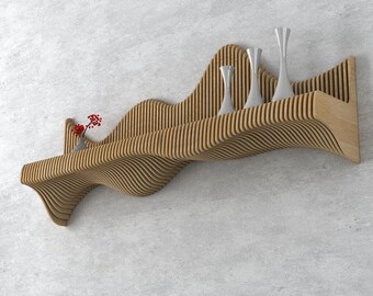 Può includere: Un ripiano a muro in legno con un design ondulato. Il ripiano è fatto di sottili strisce di legno impilate l'una sull'altra. Il ripiano è decorato con piccoli vasi e piante.