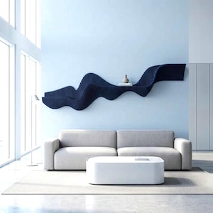Peut inclure: Un salon moderne avec une étagère murale bleu marine en forme de vague. L'étagère contient un petit vase et un livre. En dessous, un canapé gris clair et une table basse rectangulaire blanche reposent sur un tapis gris clair. Les murs sont bleu clair.