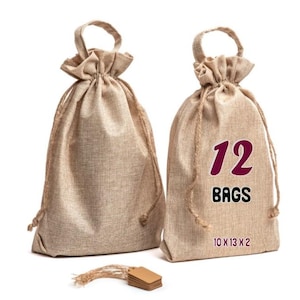 Könnte beinhalten: Set mit 12 kleinen Jutesäcken mit braunen Etiketten. Die Säcke sind 25,4 cm x 33 cm groß und 5 cm tief.