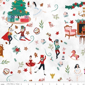 Può includere: Tessuto bianco con un motivo ripetuto di illustrazioni natalizie. Il design include un albero di Natale decorato, schiaccianoci, ballerine ed elementi festivi in rosso, verde e oro.