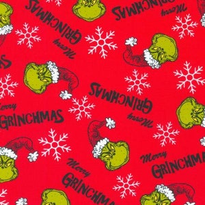 Może przedstawiać: Czerwony materiał z powtarzającym się wzorem twarzy Grincha, czapki Świętego Mikołaja, płatków śniegu i napisem "Merry Grinchmas".
